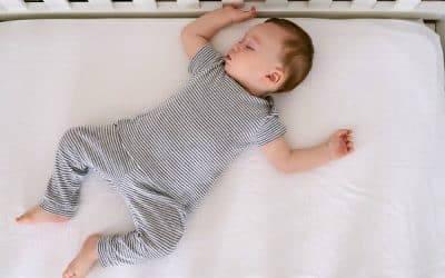 Безопасна поза за сън при бебетата